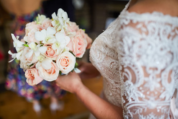 Bukiet ślubny w dłoni © Krystian Gacek