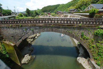 小川にかかる古いアーチ状石橋