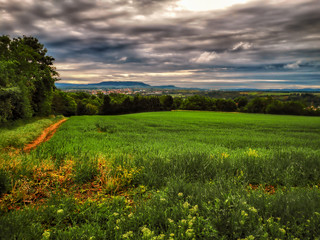 Landschaft bei Kitzingen am Main in Unterfranken mit Blick auf den Schwanberg