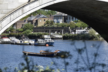 Naklejka premium bridge over the river thames