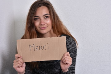 Sourire d'une jeune femme sans domicile fixe