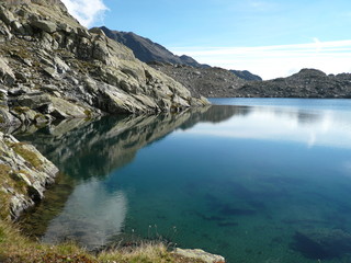 Fototapeta na wymiar Lac de montagne