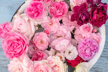 ボウルにいっぱい入ったバラの花