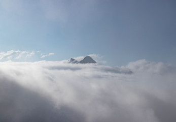 Montagne au dessus des nuages