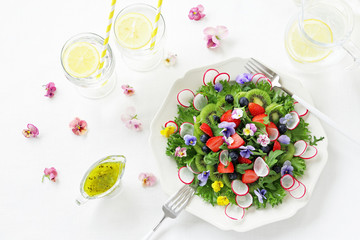 キウイフルーツといちごのサラダ