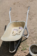 Schubkarre mit Arbeitshandschuhen