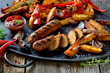 Vegane Bratwust vom Grill mit scharfer Sauce und Potato Wedges  - Grilled vegan sausages with hot...