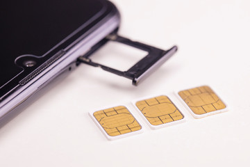 スマートフォンと3枚のnanoSIMカード
