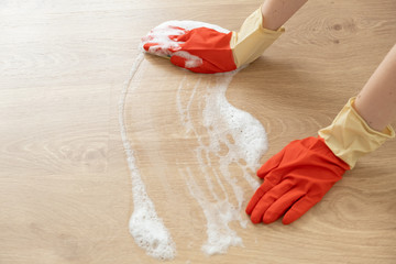  Hands in gloves for cleaning wash surfaces with foam.