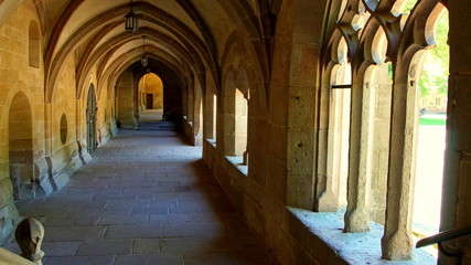 Fototapeta na wymiar gotischer Kreuzgang im Kloster Maulbronn mit Bogen und Fenster zum Innenhof