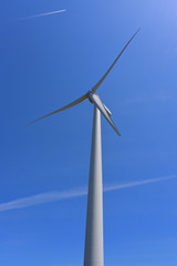 風車と2本の飛行機雲