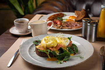 Poached eggs with salad and smoked salmon
