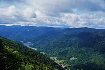 Fototapeta na wymiar Panoramic view over Kruth-Wildenstein lake in the Vosges