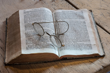 Nickelbrille auf einer Bibel