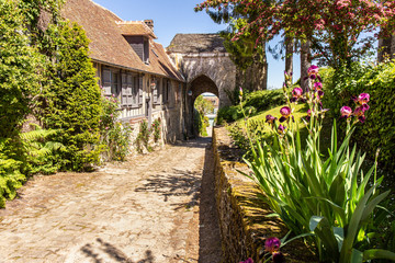Village de Gerberoy  avec ses rues étroites fleuries et ses vieilles maisons traditionnelles 
