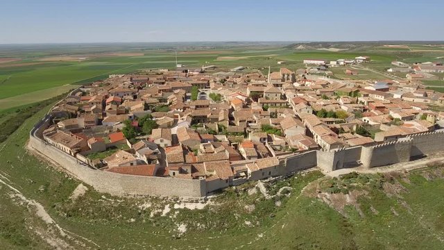 Vista a&eacute;rea pueblo amurallado