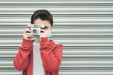 kid with medical mask take photos with its camera