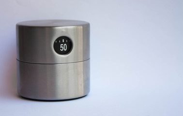 Reloj temporizador de cocina metálico sobre fondo blanco