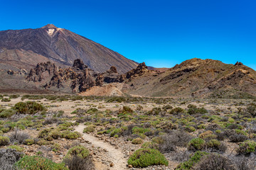 Wanderwege führen durch den Krater des Teide