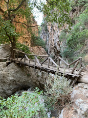wanderung br&uuml;cke holz verfallen abenteuer schlucht