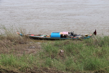 Barque sur le fleuve Mékong à Phnom Penh, Cambodge