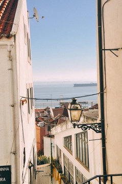 Aussicht aufs Meer aus einer engen Gasse in der Altstadt