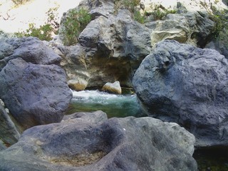 kreta schlucht rei&szlig;endes wasser felsen
