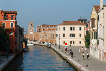 Fototapeta na wymiar Widoki Wenecji, z kanałami, łodziami i starą architekturą.