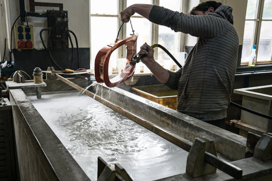 Galvanisierungsbad mit Metallablagerung