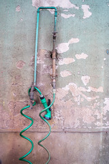 Wasserbrause in einer Galvanisierungswerkstatt