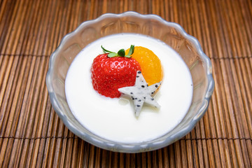 フルーツをトッピングした牛乳プリン