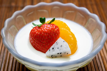 フルーツをトッピングした牛乳プリン