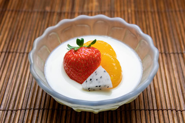 フルーツをトッピングした牛乳プリン