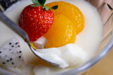 フルーツをトッピングした牛乳プリン