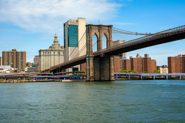 Obraz premium Brooklyn Bridge and Manhattan skyline as seen from Brooklyn Bridge Park, New York City