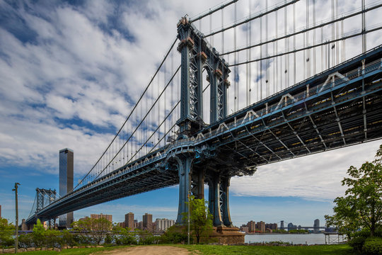 Manhattan bridge over the East river © MISHELLA