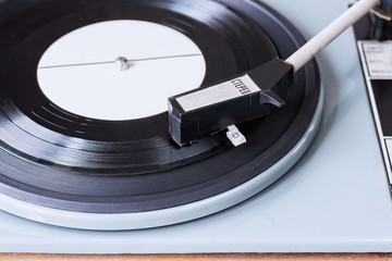 A vinyl record with a pickup on the player. Translation: "Stereo" © lubov8
