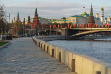 Obraz premium Moskwa gród wiosną. Mur Kremla, Wieże, Rezydencja Prezydenta Federacji Rosyjskiej, Dzwonnica Iwana Wielkiego, Sobór Zaśnięcia, Most Bolszoj Kamenny ozdobiony czerwonymi flagami