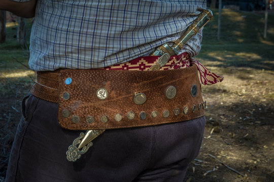 Gaucho, paisano argentino con el cuchillo en la cintura