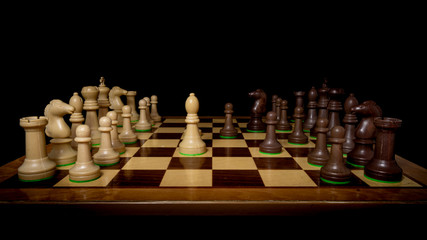 Tablero de ajedrez en mitad de la jugada con perspectiva y fondo negro © The Barbas