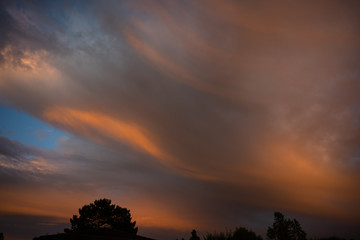 Fototapeta na wymiar Wellenförmige Wolken in der Abendsonne