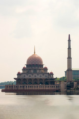 Fototapeta na wymiar The Pink Mosque at Putrajaya, Malaysia