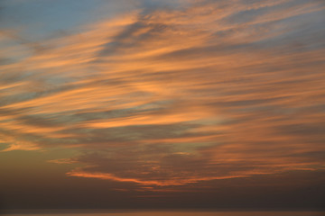 Obraz premium Beautiful sky with orange clouds.