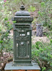 Alter Postkasten im Garten