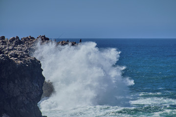 Praia da carrapateira, onda a rebentar na falesia