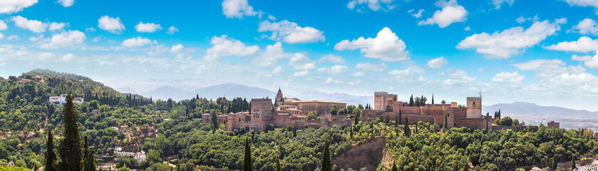 Fototapeta na wymiar Arabic fortress of Alhambra in Granada