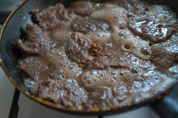 The meat is fried on fire