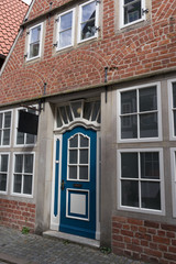Fototapeta na wymiar Eingang eines alten Sichtziegel-Hauses in den engen Gassen des historischen Altstadtviertel 