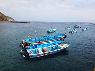 Obraz premium vista de mar y botes desde muelle puerto lopez ecuador