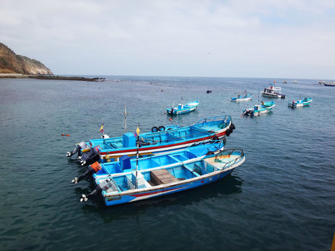vista de mar y botes desde muelle puerto lopez ecuador